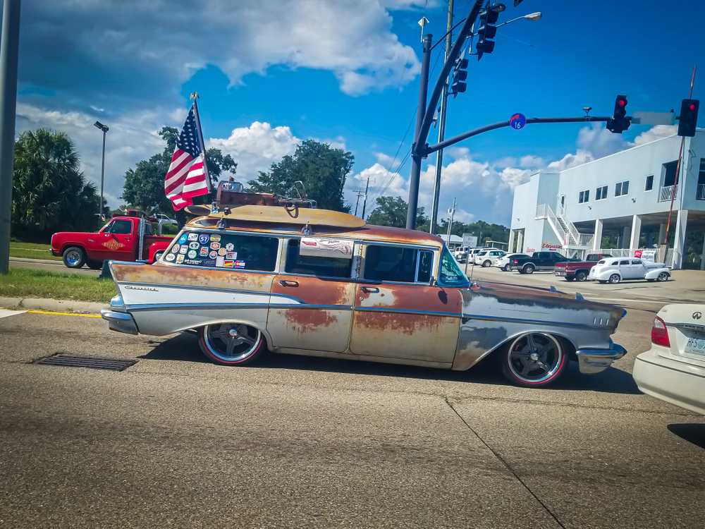A-rusty-vintage-car-with-an-American-flag