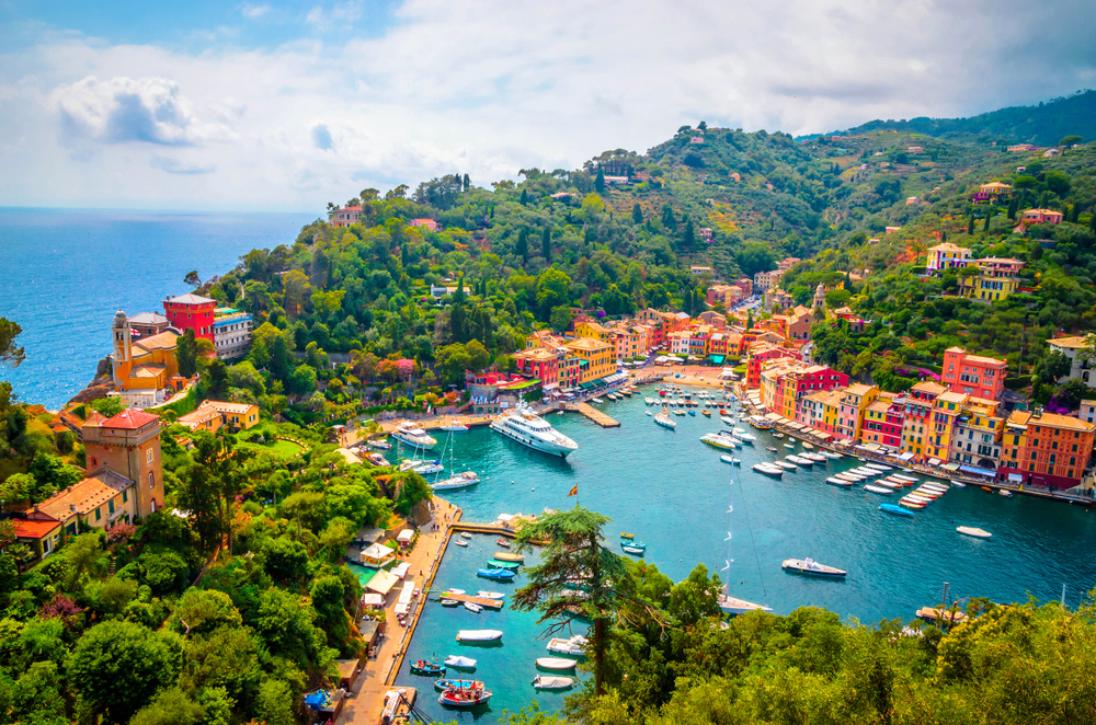 Beautiful-bay-with-colorful-houses-in-Portofino