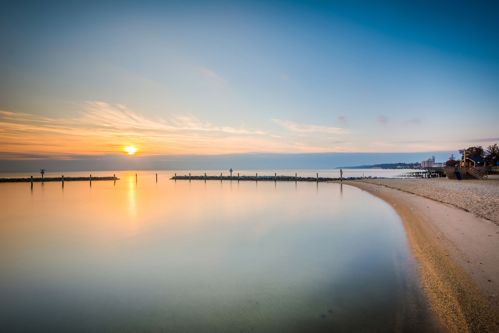 Chesapeake-Bay-at-sunrise,-in-North-Beach