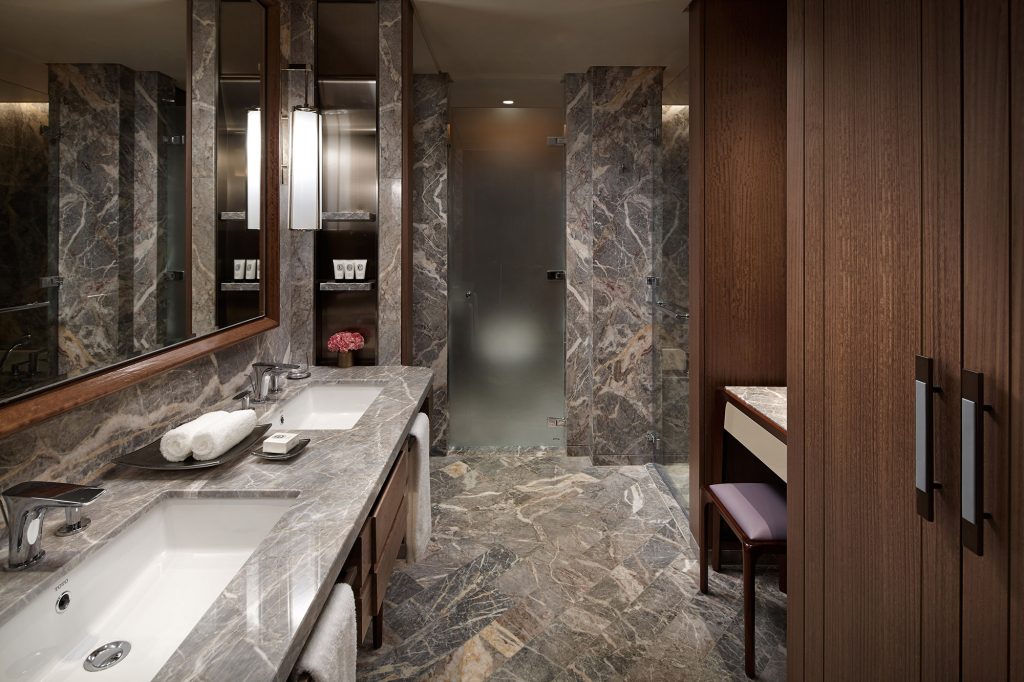 Grand Deluxe bathroom