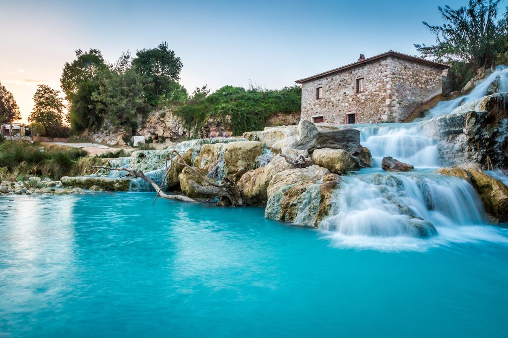 Natural-spa-with-waterfalls-in-Tuscany,-Italy