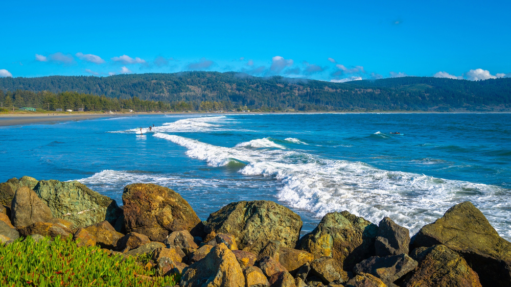 Seascape-with-waves-rolling-in-on-the-rocky-Crescent-Beach