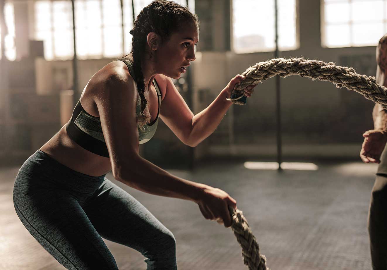 Strong-woman-exercising-with-battle-ropes-with-Personal-Trainers-For-Celebrities-in-The-U.S.