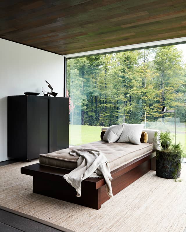bedroom-with-glass-walls