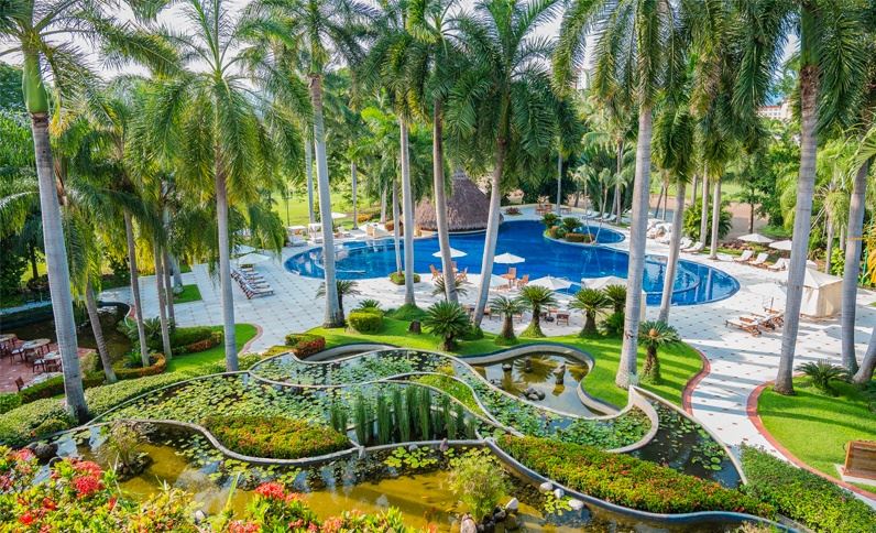 casa-velas-hotel-puerto-vallarta-pool-garden