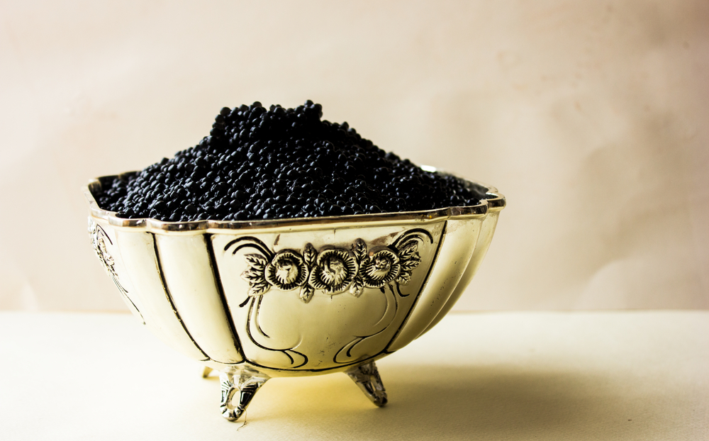 Black,Caviar,In,A,Silver,Bowl