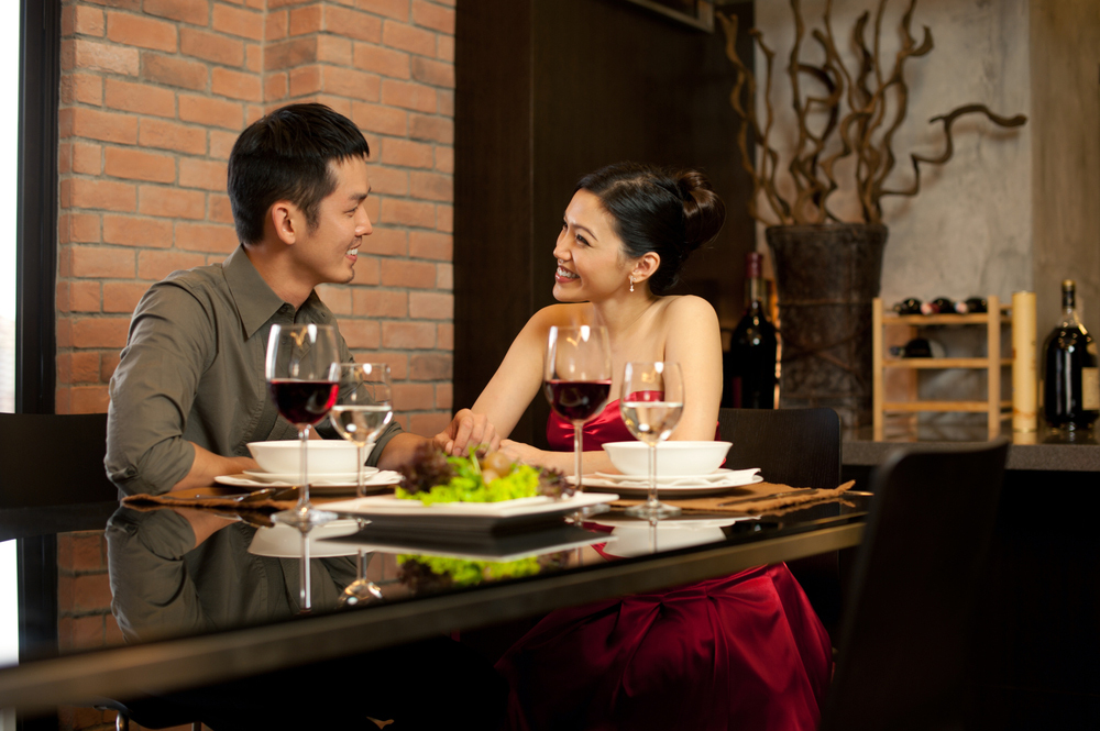 couple-dining-in-private-with-wine