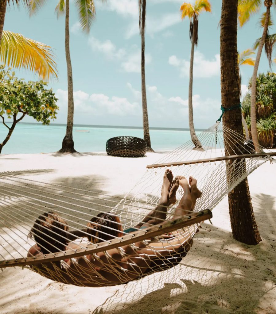 couple-in-a-hammock