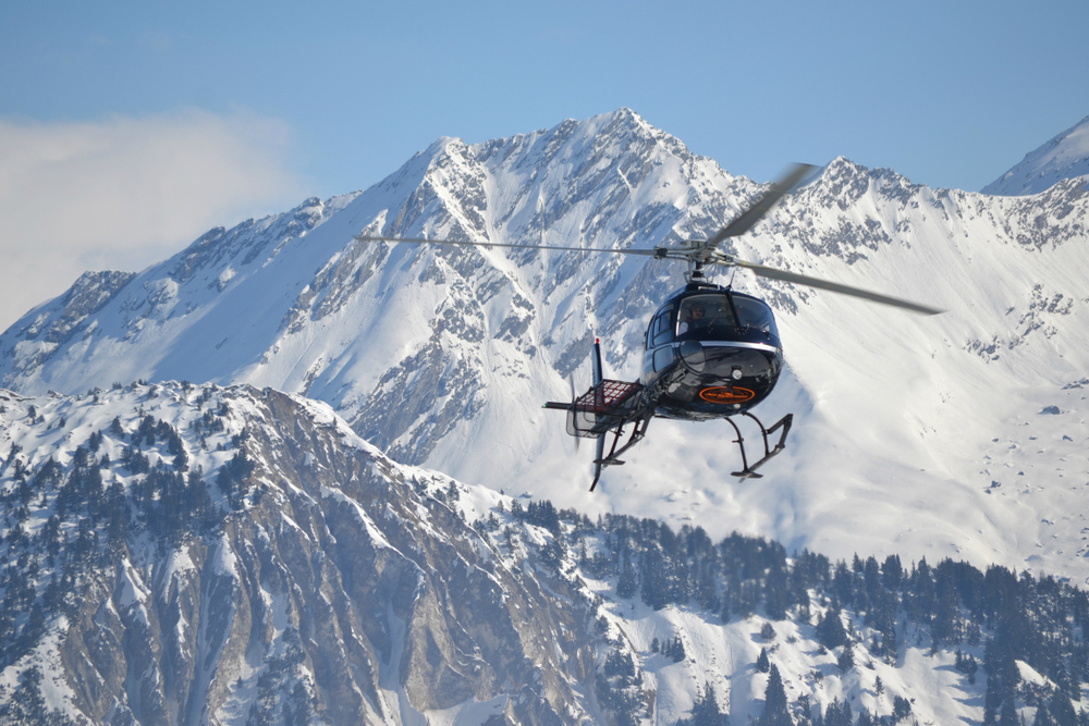 helicoptor-over-Courchevel,-France
