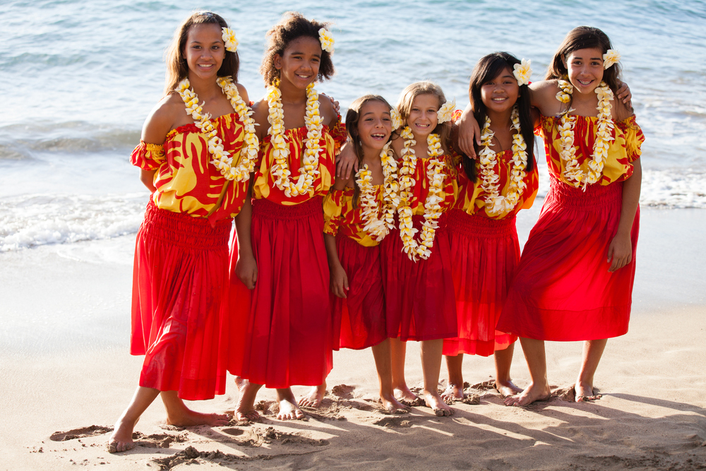 hula-dancers-at-the-beach