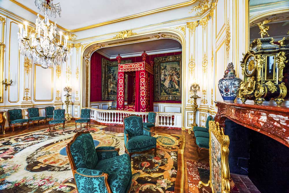 luxurious-interior-of-Chambord-castle