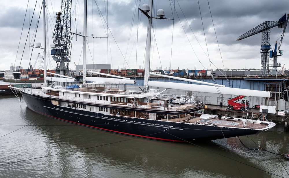 super-yacht-at-dock